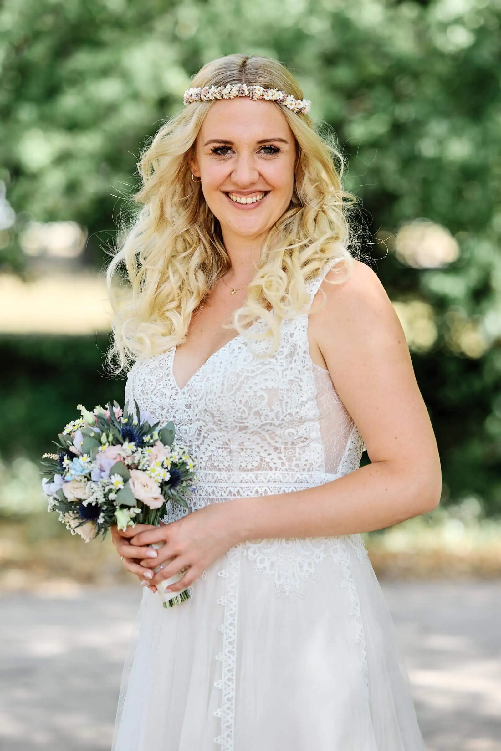 Wunderschöne Braut beim Fotoshooting in Trier (Nells Park)