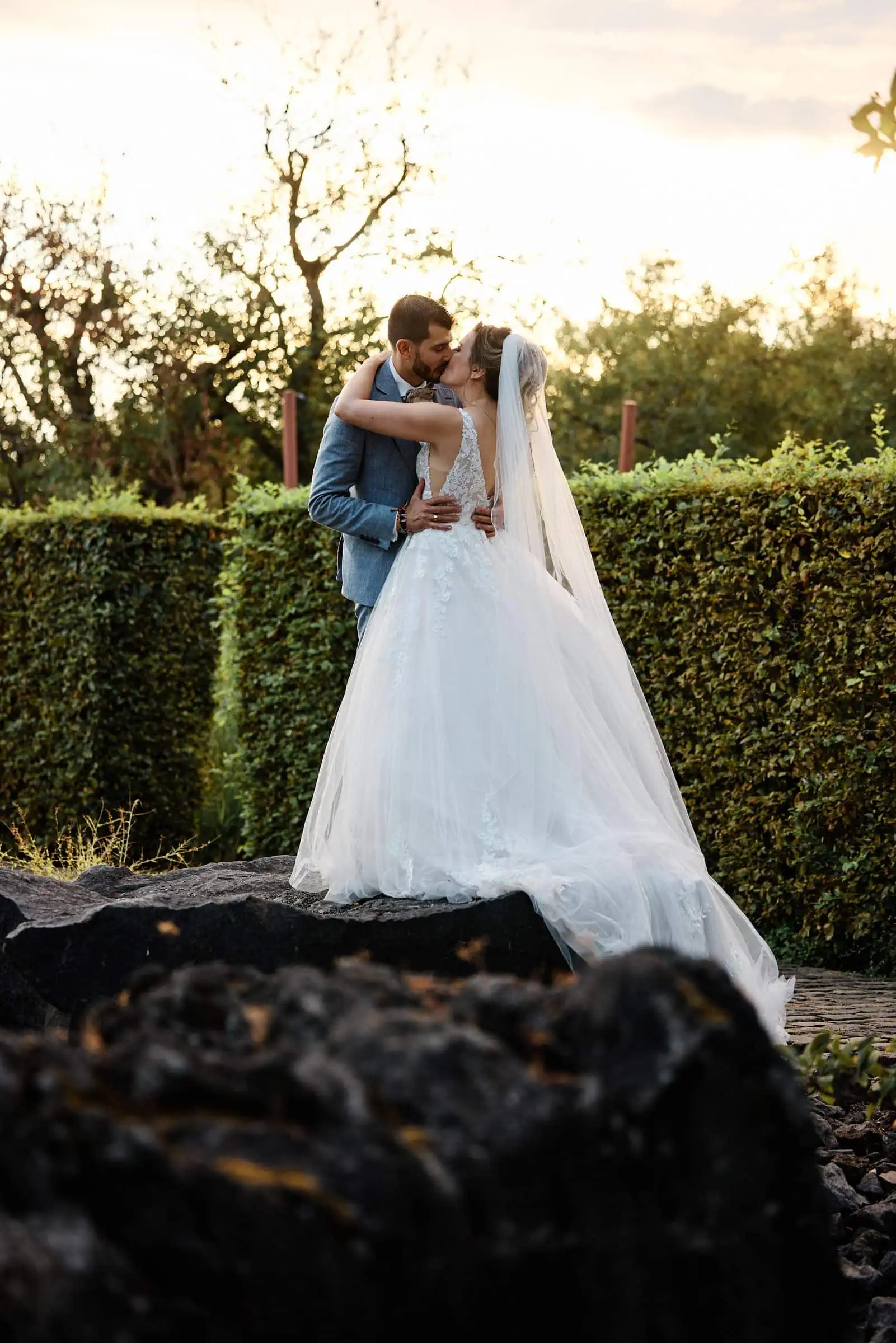 Brautpaar beim Fotoshooting in den Gärten vor dem Fernsehturm am Petrisberg Trier
