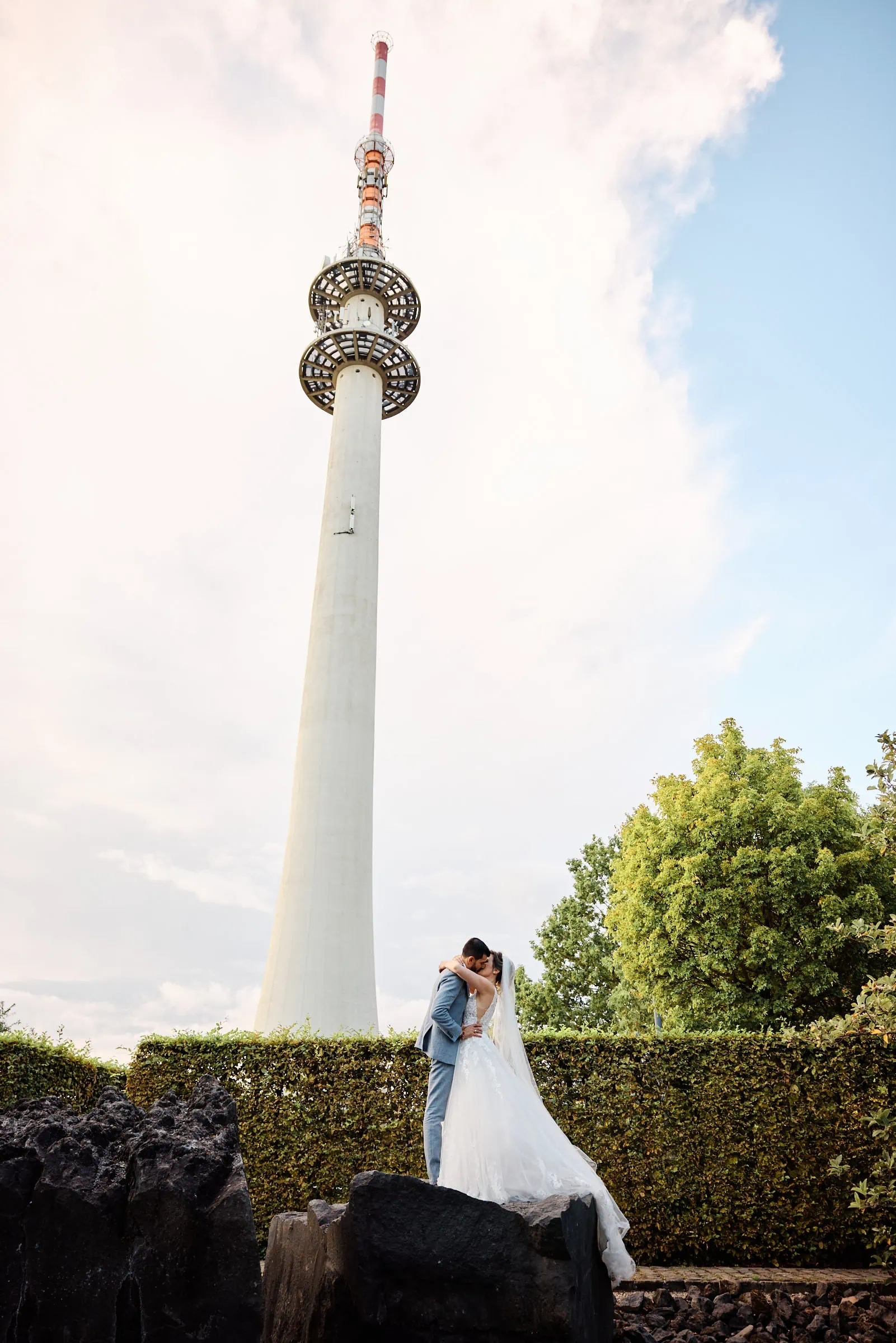 Brautpaar beim Fotoshooting vor dem Fernsehturm am Petrisberg Trier