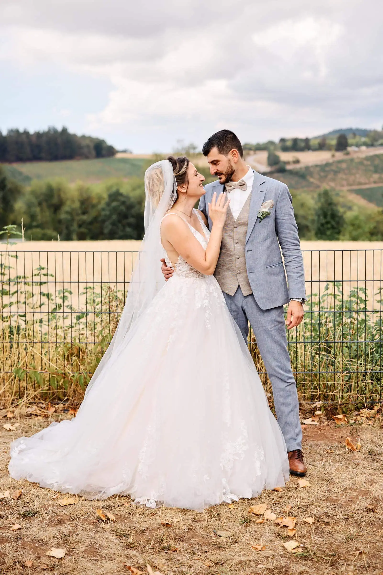 Brautpaar beim Fotoshooting am Monte Petris am Petrisberg Trier