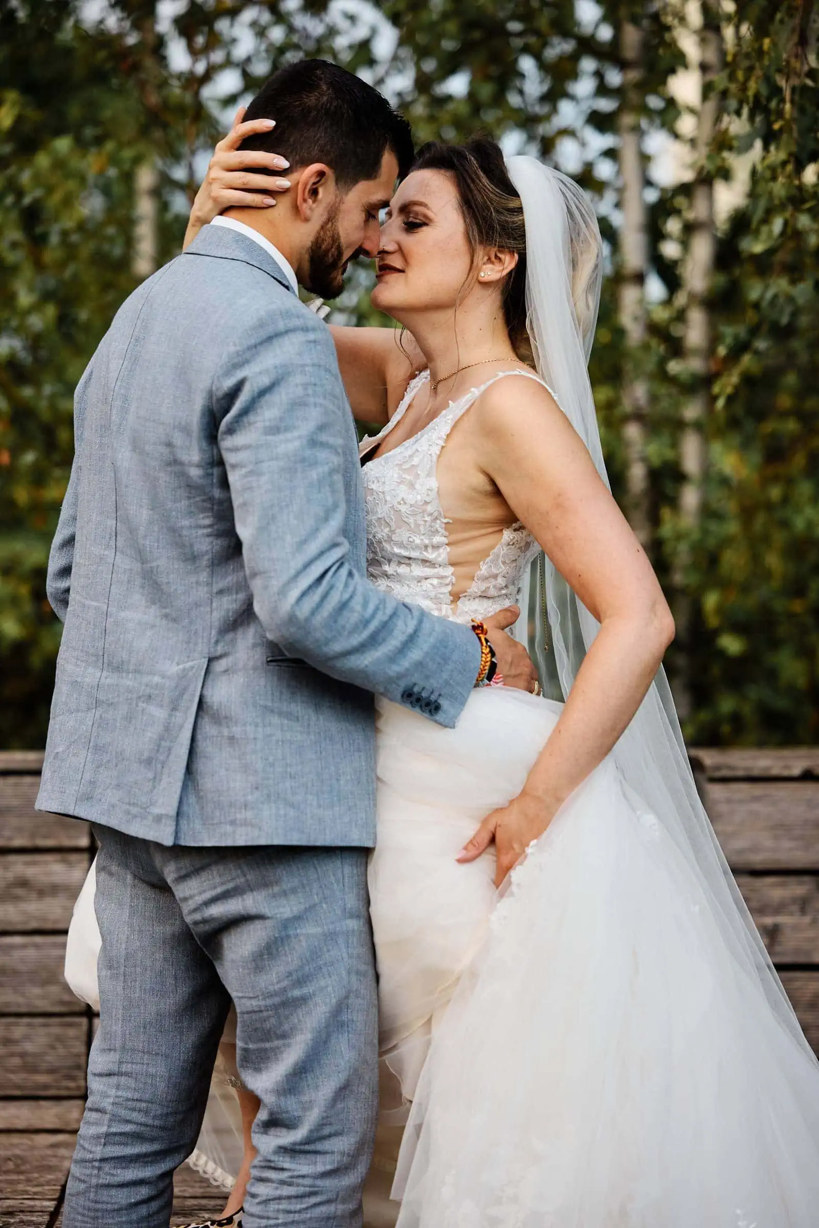 Sexy Fotoshooting einer Hochzeit in den Partnerschaftsgärten Petrisberg Trier