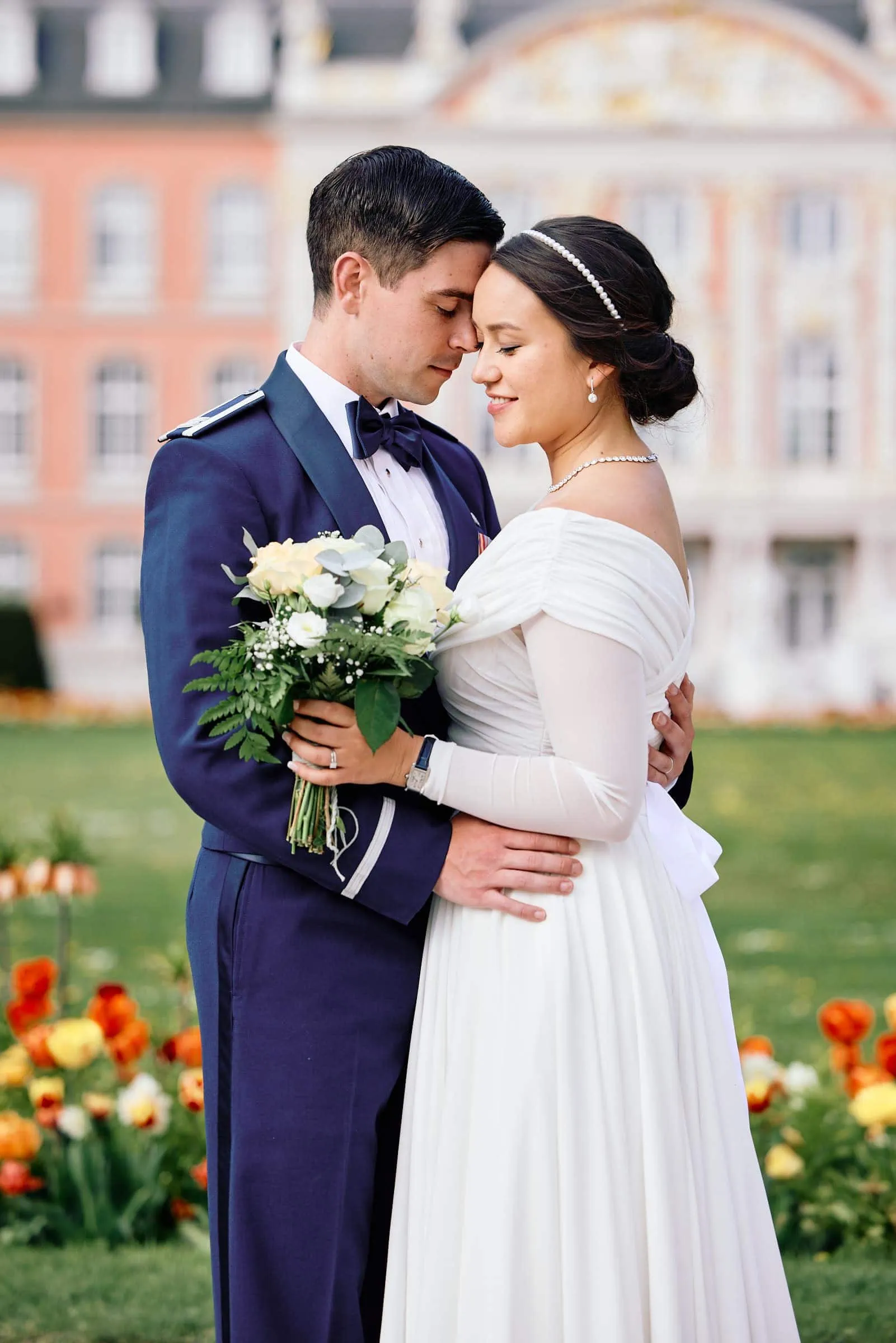Zeitlose Brautpaarfotos vom Hochzeitsfotograf am kurfürstlichen Palais im Palastgarten Trier