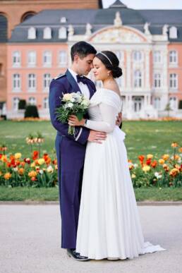 Zeitloses Brautpaarfoto vom Hochzeitsfotograf am kurfürstlichen Palais im Palastgarten Trier