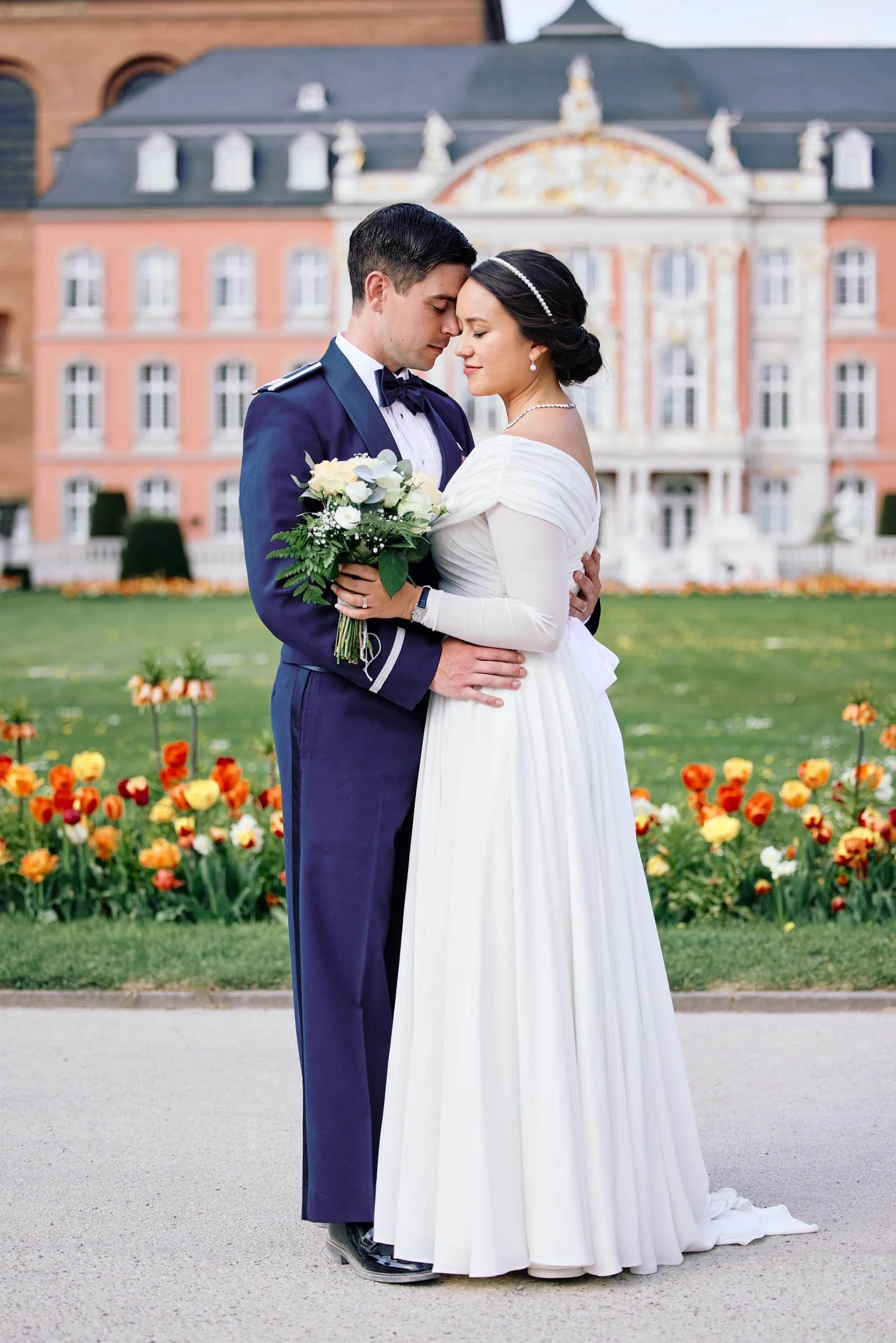 Zeitloses Brautpaarfoto vom Hochzeitsfotograf am kurfürstlichen Palais im Palastgarten Trier