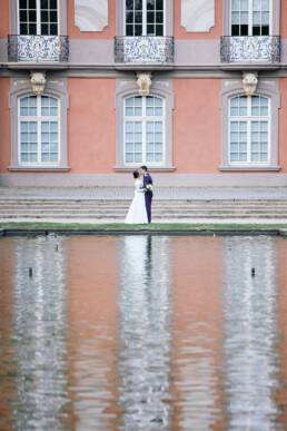 Hochzeitsfoto eines Brautpaares mit Wasserspiegelung im Palastgarten Trier
