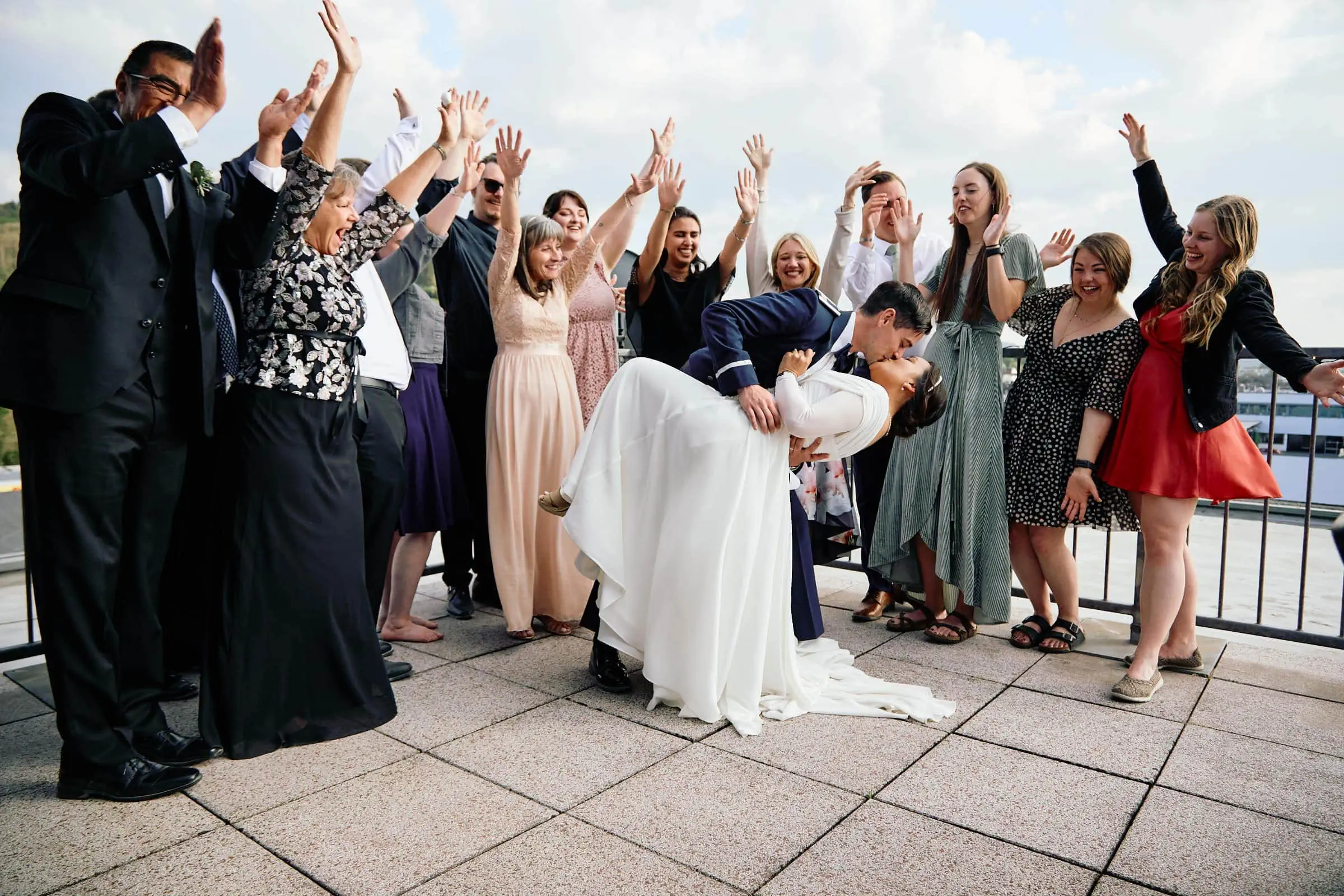 Cooles Gruppenfoto mit englischer Hochzeitsgesellschaft in Trier