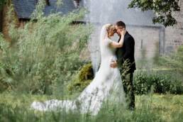 Hochzeitsfotograf Bitburg macht Fotos vom Brautpaar an der Burg Rittersdorf