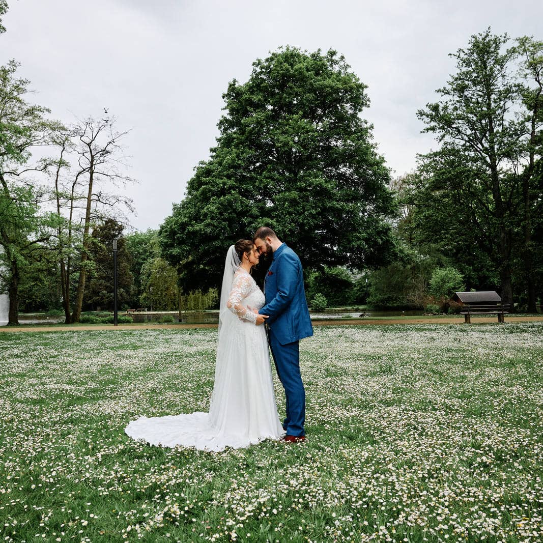 Fotoshooting mit Brautpaar im Nells Park auf einer sommerlichen Blumenwiese