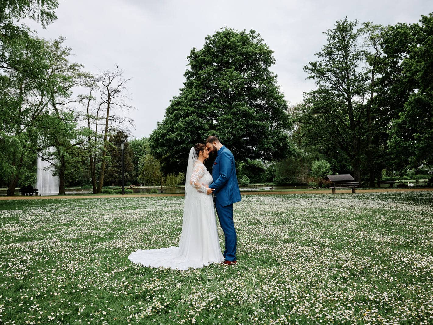 Fotoshooting mit Brautpaar im Nells Park auf einer sommerlichen Blumenwiese