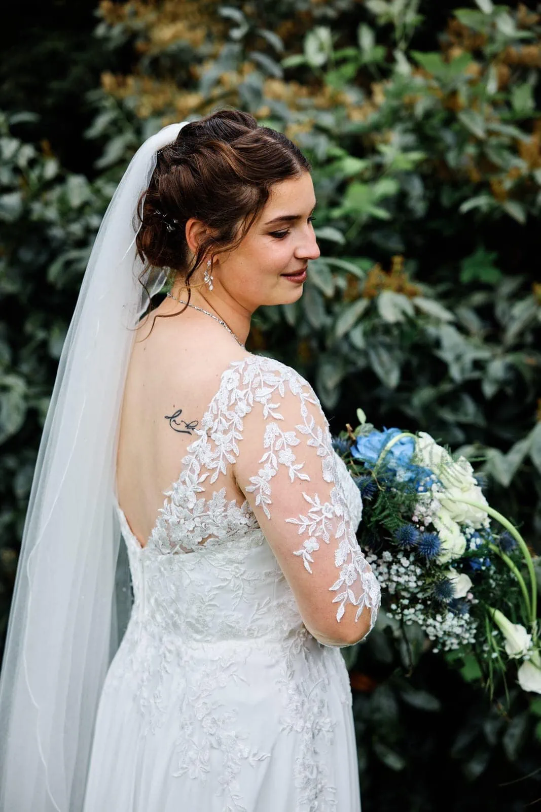 Braut mit Brautstrauß beim Fotoshooting im Nells Park