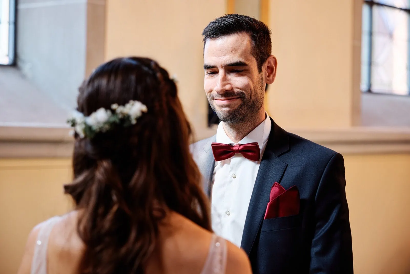 Bräutigam schaut seiner Braut in die Augen und lächelt.