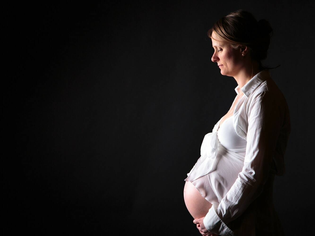 Professionelle Fotografie einer schwangeren Frau im Fotostudio Trier