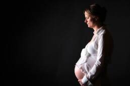 Professionelle Fotografie einer schwangeren Frau im Fotostudio Trier