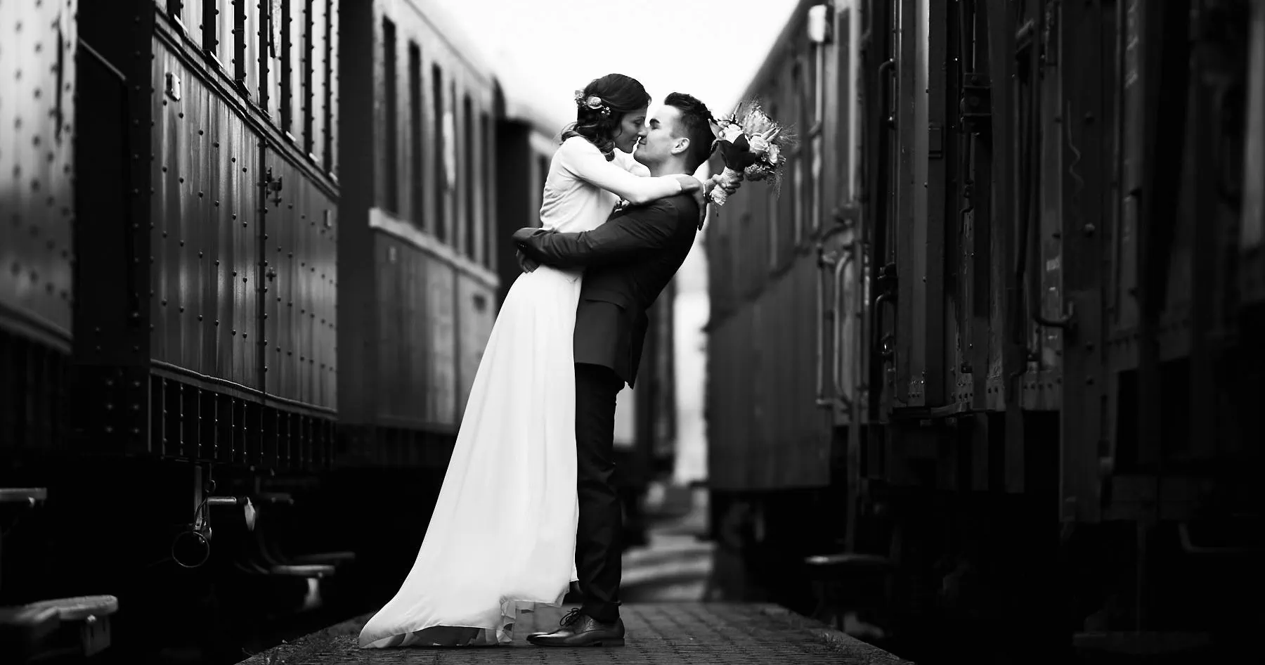 Hochzeitsfotograf Saarland für Fotoshootings mit Brautpaar am Eisenbahnmuseum in Losheim