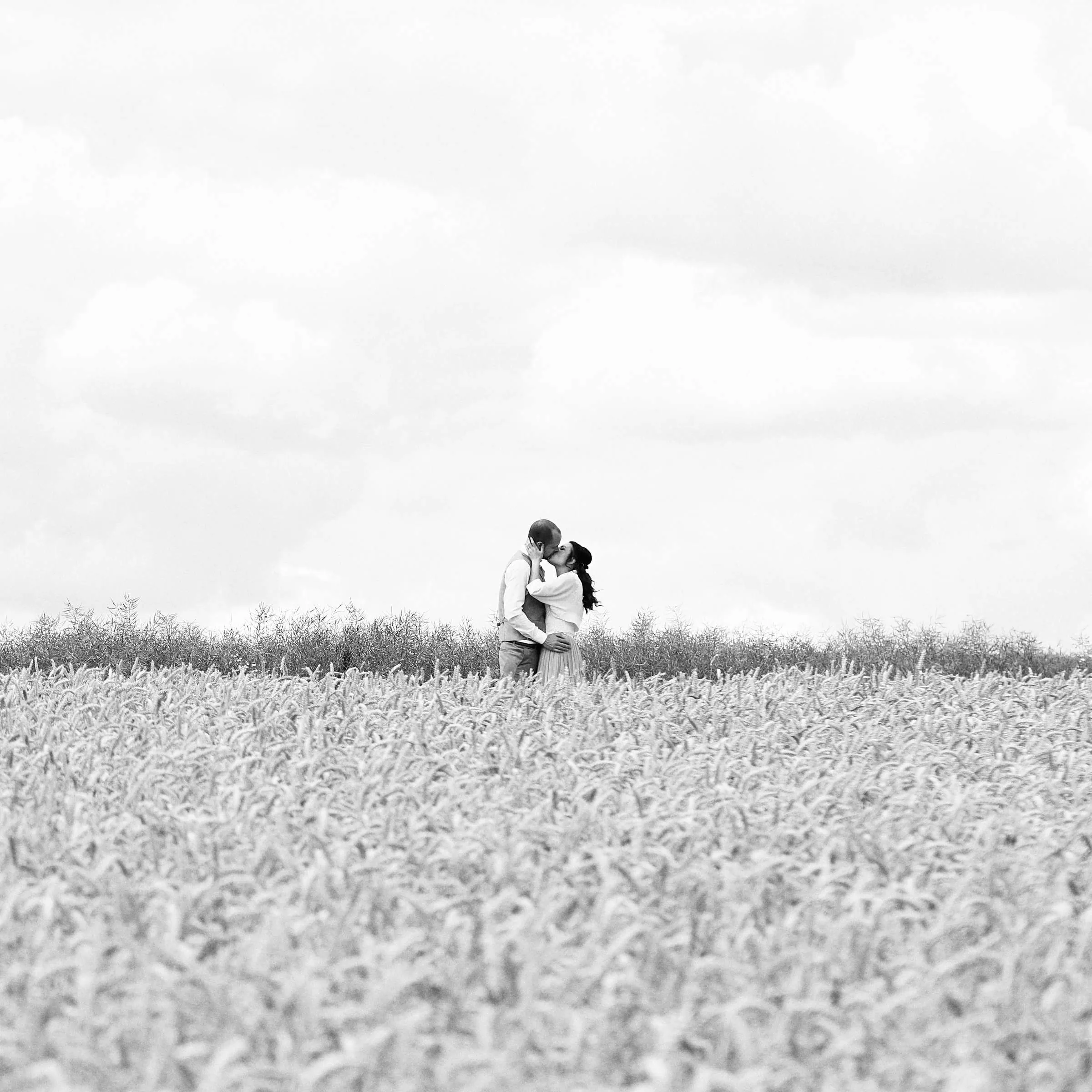 Artistische schwarz weiß Fotografie eines Brautpaars im Kornfeld bei Bitburg