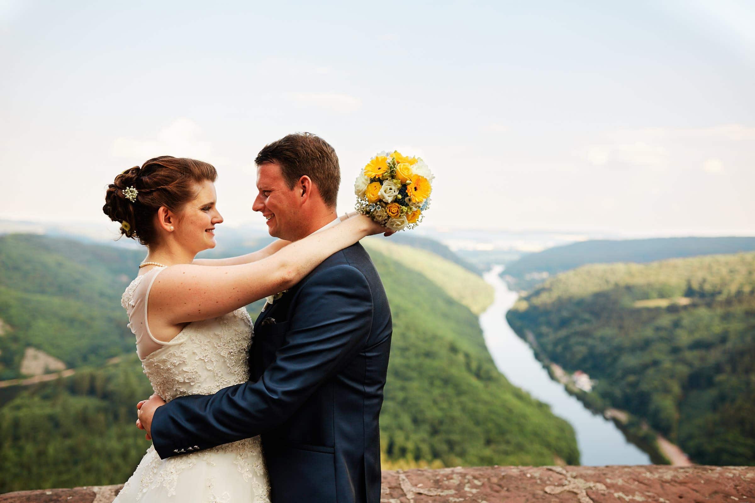 Romantisches Brautpaarshooting an der Saarschleife bei Mettlach