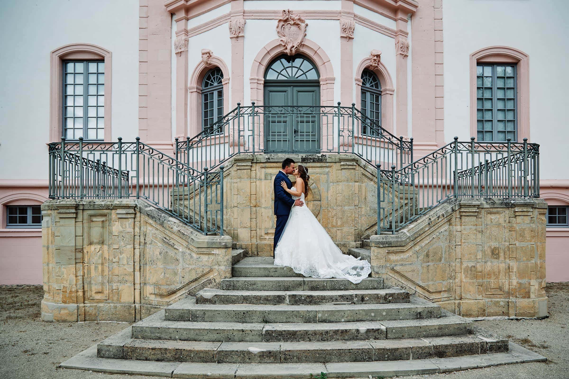 Zeitloses Hochzeitsfoto mit Brautpaar am Schloss Weilerbach bei Bollendorf in der Nähe von Echternach