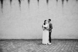 Hochzeitsfoto von einem glücklichen Brautpaar nach einer standesamtlichen Trauung im Turm Jerusalem in Trier